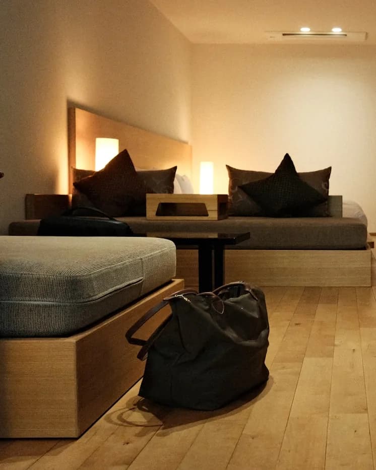 Apartment mit Bett, Sitzecke und offener Küche in warmem Holz
