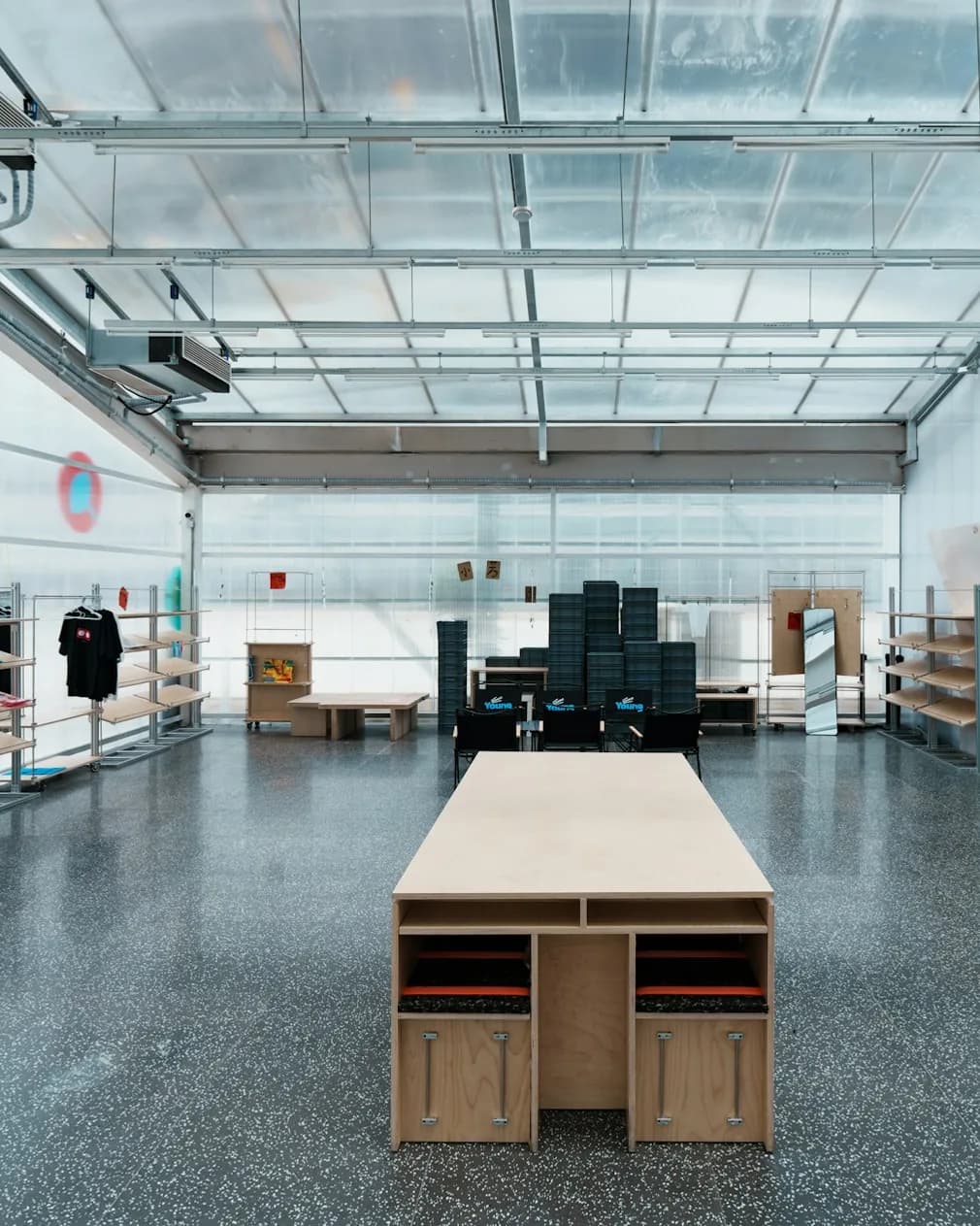 Helle Halle mit einem Verkaufstisch, eingerichtet als Pop-up