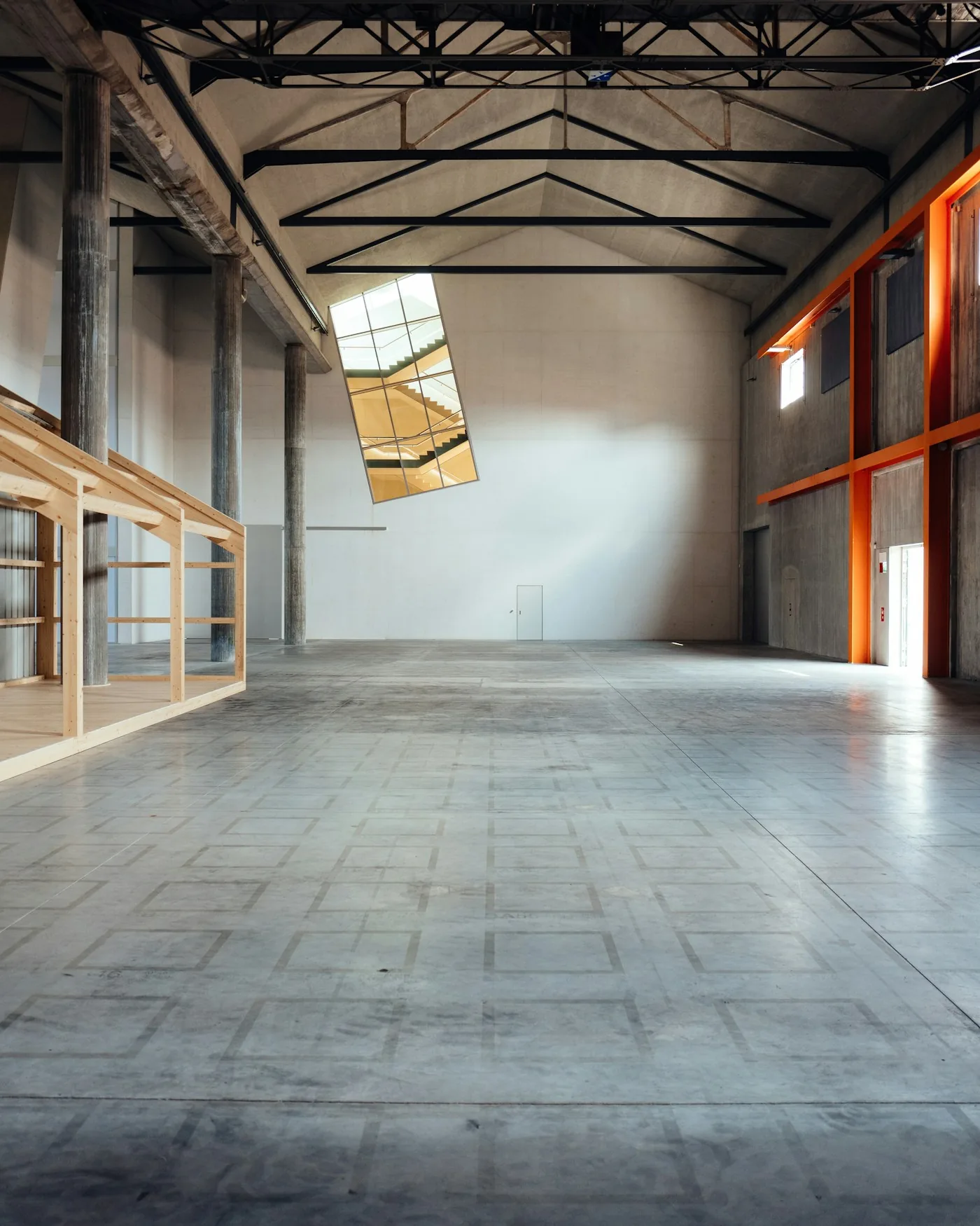 Frisch hergerichtete Halle aus Sichtbeton, leer und lichtdurchflutet