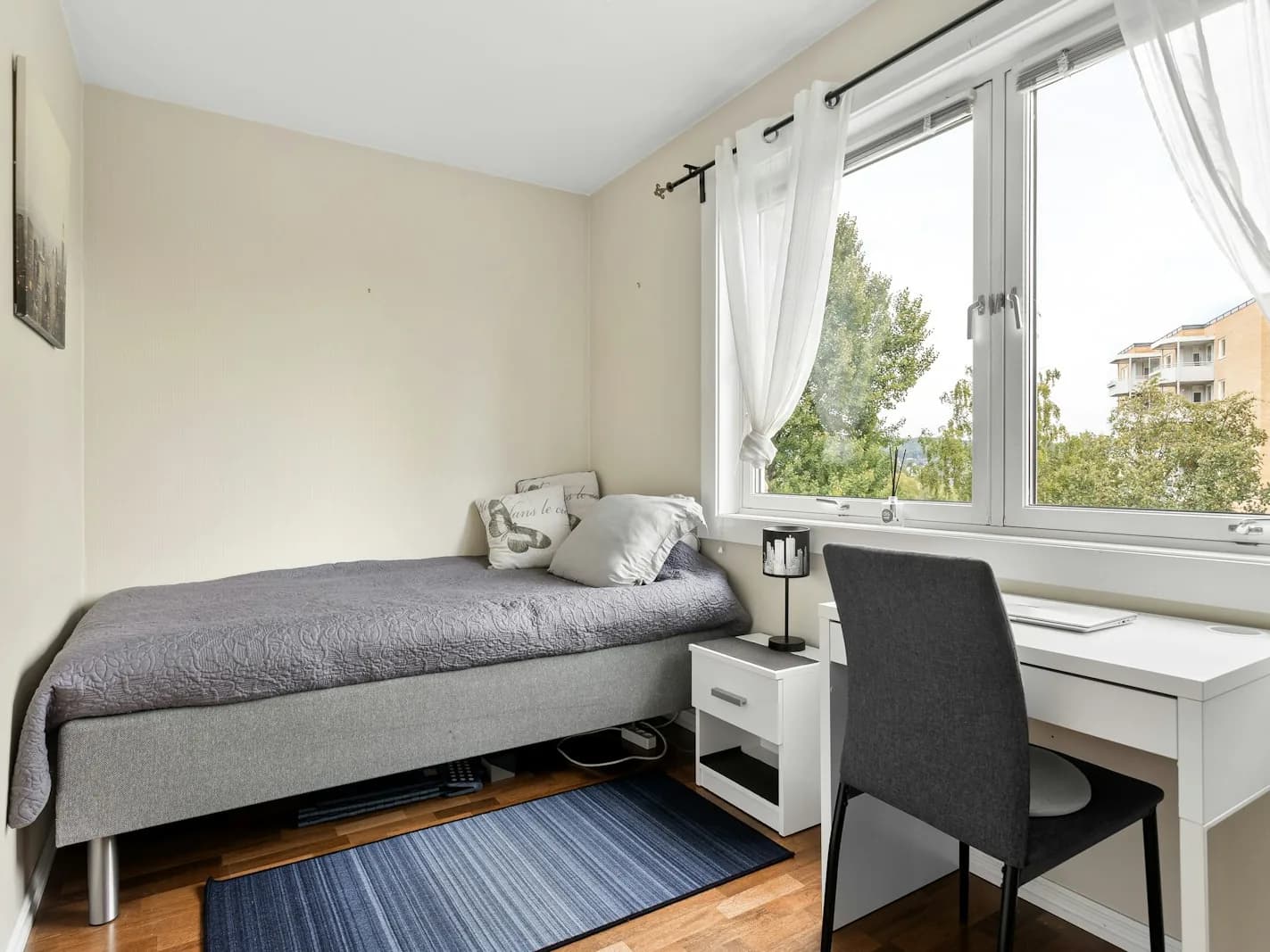 Möbliertes Zimmer mit Bett und Tageslicht