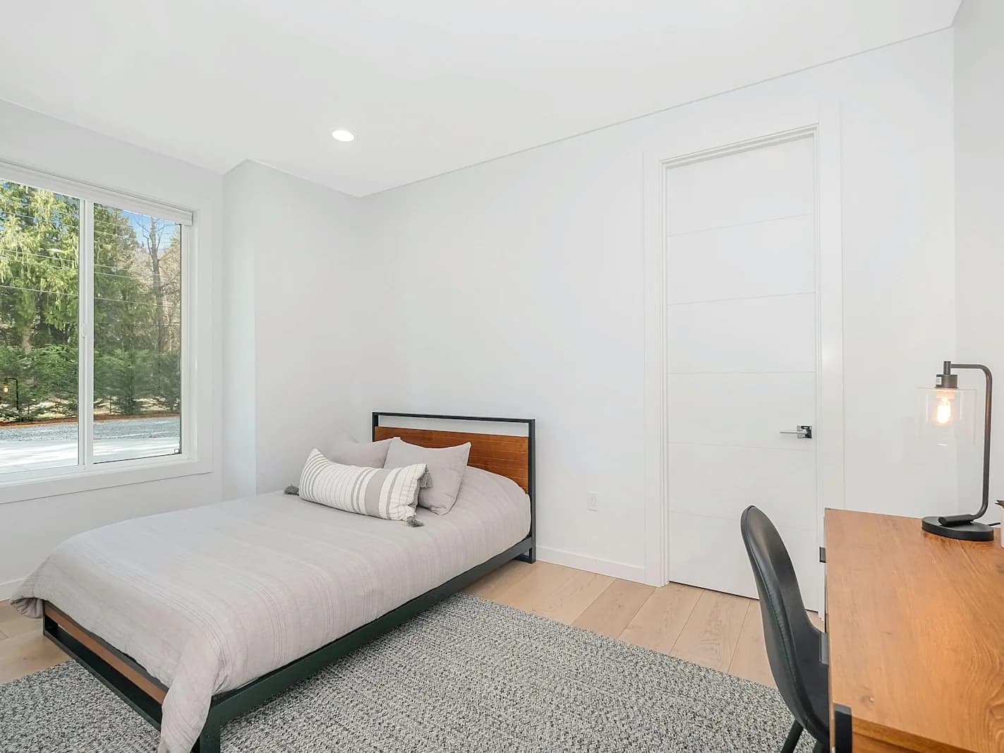Möbliertes Zimmer mit Bett und Tageslicht