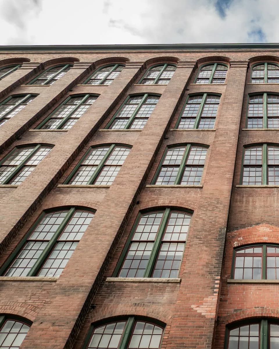 Backsteinfassade einer alten Fabrik, von unten fotografiert